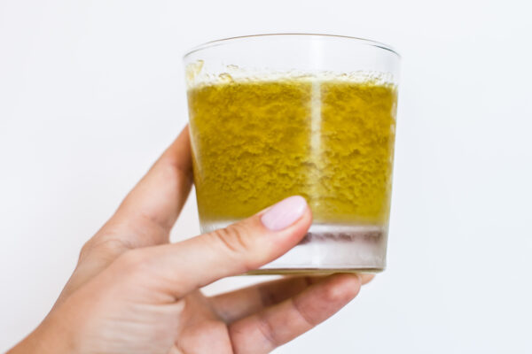 bicchiere di olio di oliva ghiacciato