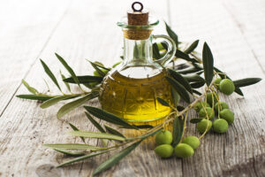 olio di oliva dentro un oliera