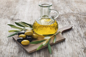 olio extravergine d'oliva su un tavolo