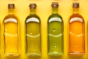 bottiglie di olio di oliva con differenti colori