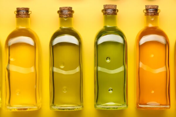 bottiglie di olio di oliva con differenti colori